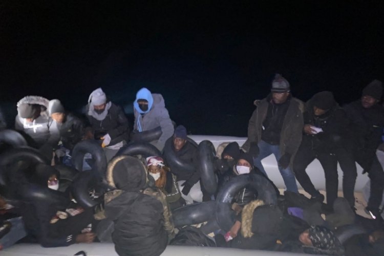 Aydın Kuşadası'nda 57 d&uuml;zensiz g&ouml;&ccedil;men kurtarıldı