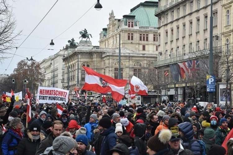 Avusturya'da binlerce kişi koronavir&uuml;s kısıtlamalarını protesto etti