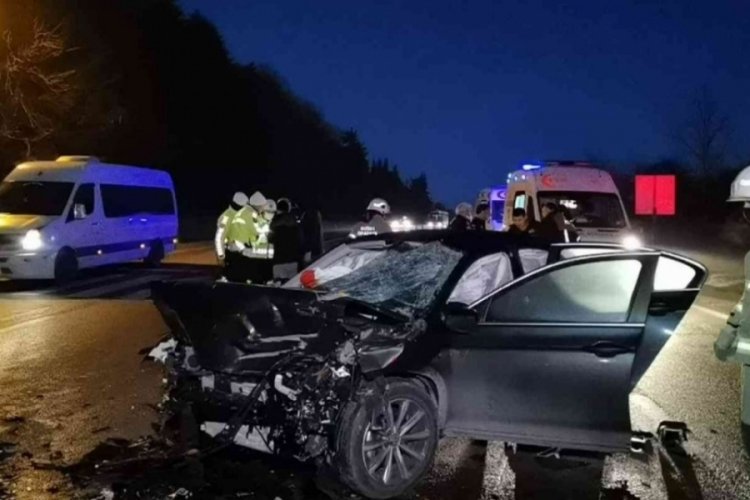 Bursa'da otomobil ile kamyon &ccedil;arpıştı: 1'i ağır 7 kişi yaralandı