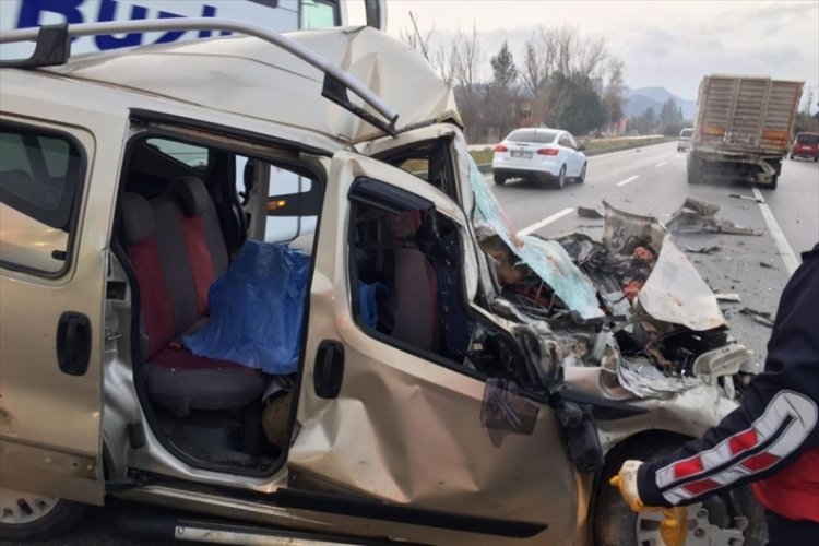 Burdur'da hafif ticari aracın kamyonla &ccedil;arpışması sonucu 4 kişi &ouml;ld&uuml;