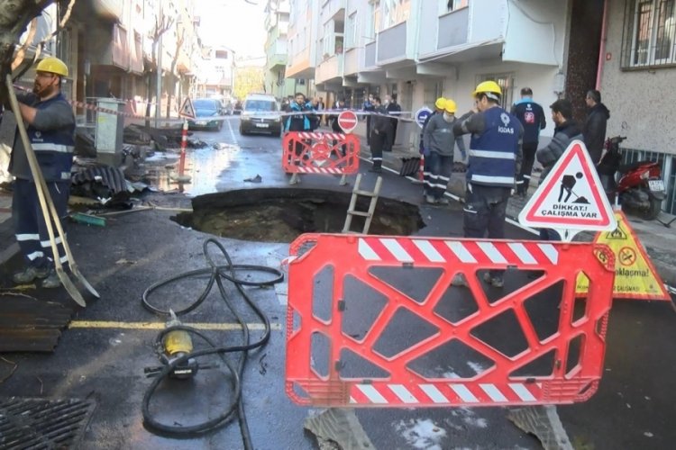 Bağcılar'da &ccedil;atısı yanan binanın &ouml;n&uuml;ndeki yol g&ouml;&ccedil;t&uuml;