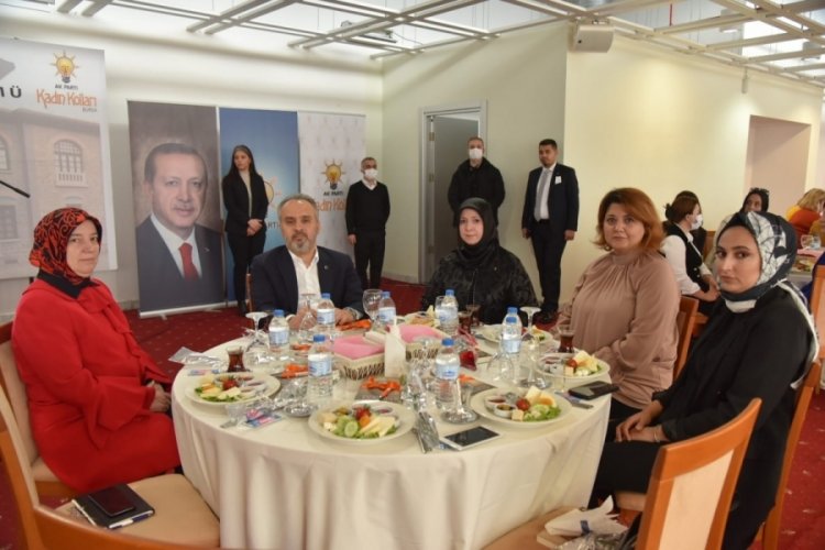Bursa'da kadınlara se&ccedil;me ve se&ccedil;ilme hakkı verilmesinin yıld&ouml;n&uuml;m&uuml;n&uuml; muhtarlarla kutlandı
