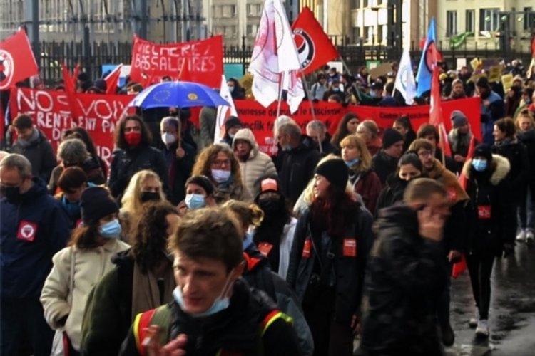 Fransa'da ırk&ccedil;ı cumhurbaşkanı adayı Zemmour, Paris'te protesto edildi