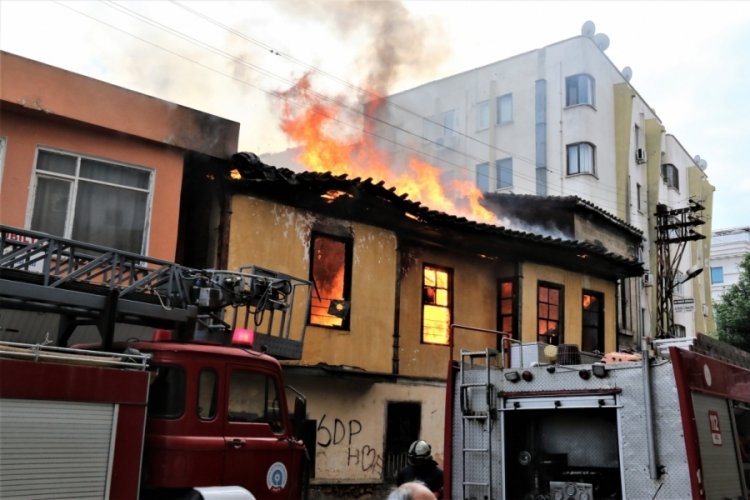 250 yıllık binadan hayat kurtaran atlayış
