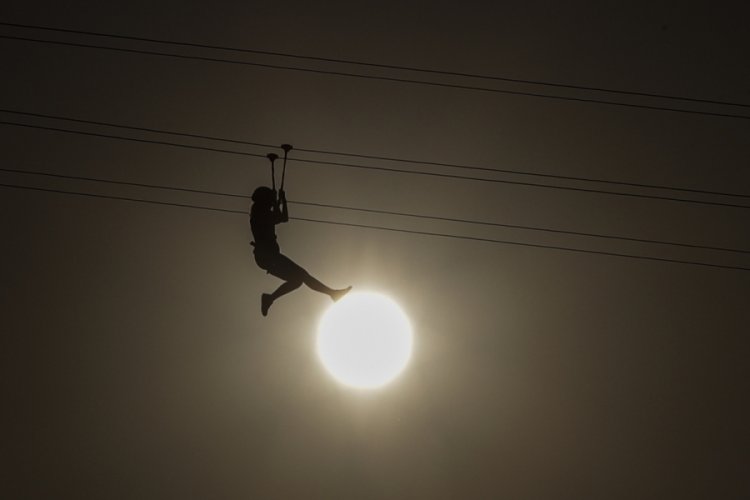 Zipline yaptığı sırada direğe &ccedil;arparak feci şekilde can verdi