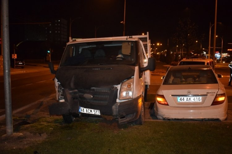Malatya'da &ccedil;arpışan 2 ara&ccedil; ref&uuml;je &ccedil;ıktı: 2 yaralı