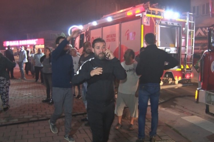 Antalya'da iki katlı binada &ccedil;ıkan yangında can pazarı