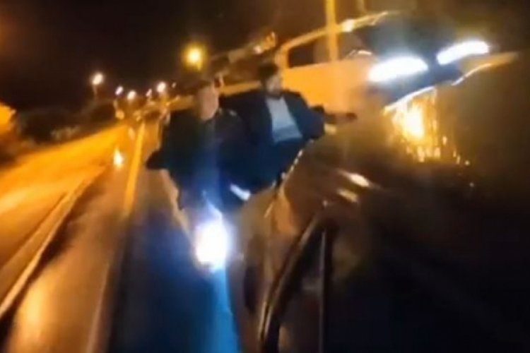 Yakıtı biten aracı ayaklarıyla ittiler, cezayı da yediler