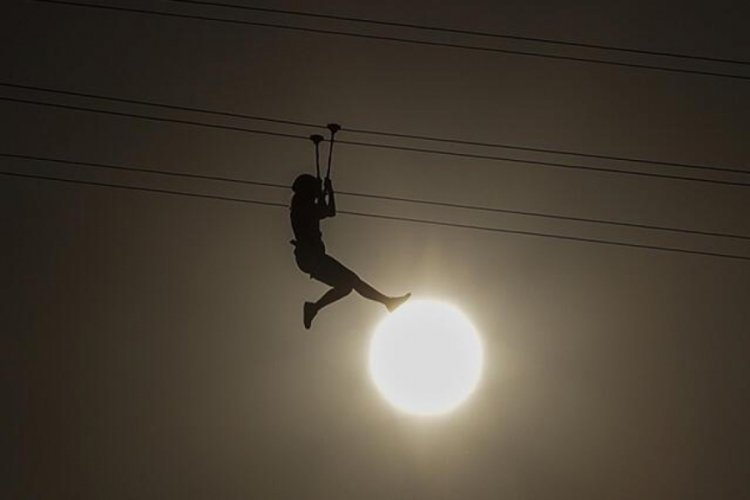 Zipline yaptığı sırada direğe &ccedil;arparak feci şekilde can verdi