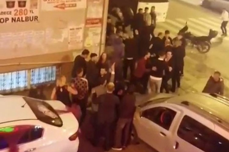 Gelin d&uuml;ğ&uuml;n&uuml; bıraktı kavga ayırdı