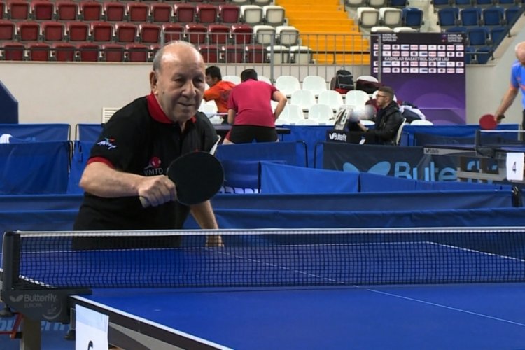 Mersin'de 84 yaşındaki tenis&ccedil;i, gen&ccedil;lere taş &ccedil;ıkartıyor