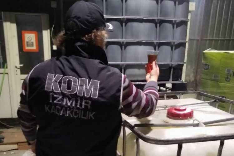 İzmir'de ka&ccedil;ak&ccedil;ılara baskın! Binlerce litre ele ge&ccedil;irildi