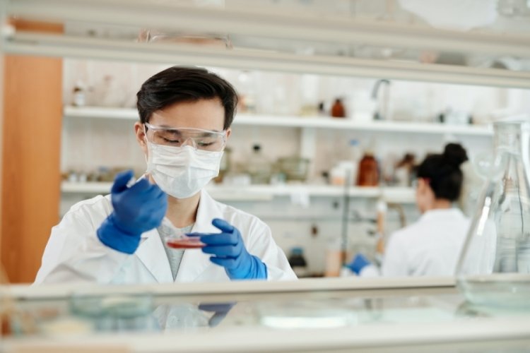 &Ccedil;in yine şaşırttı! Koronavir&uuml;s testi olup pozitif &ccedil;ıkanlara 1500 Dolar &ouml;d&uuml;l
