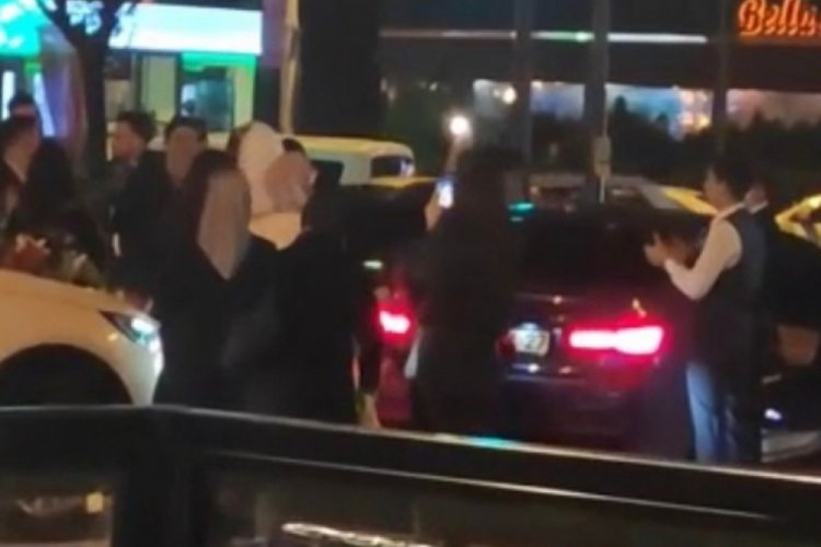 Bursa Nil&uuml;fer'de d&uuml;ğ&uuml;n konvoyu yolu kapattı, gelin oynadı