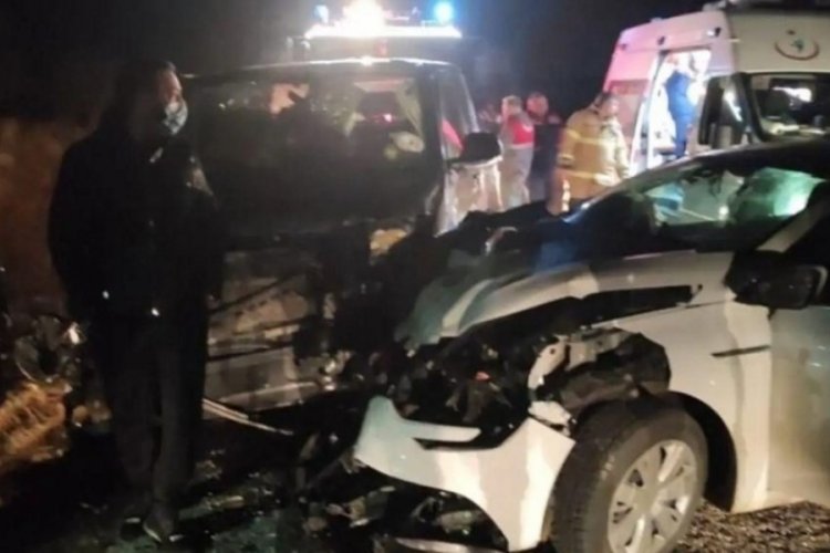Isparta'da iki otomobil kafa kafaya &ccedil;arpıştı