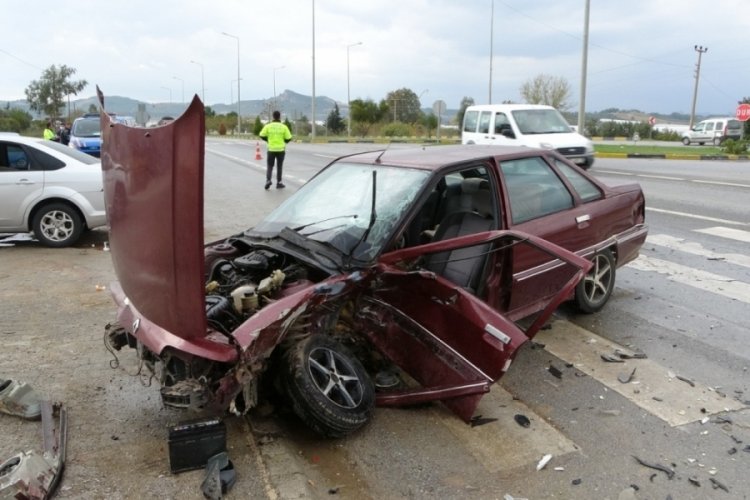 Antalya'da otomobiller birbirine girdi!
