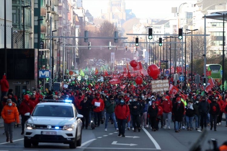 Bel&ccedil;ika'da iş&ccedil;iler h&uuml;k&uuml;meti protesto etti