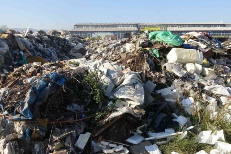 Sanayi b&ouml;lgesindeki &ccedil;&ouml;pler, aylardır toplanmıyor
