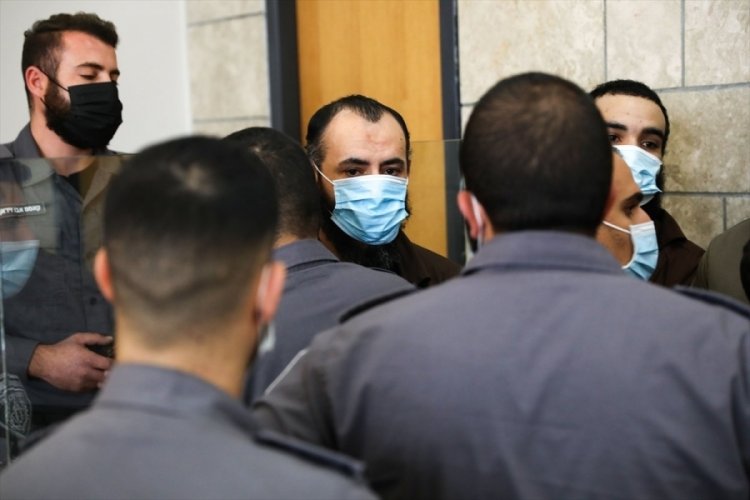 İsrail polisleri Filistinli tutukluları darbetti!