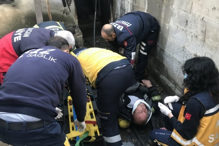 Yangına m&uuml;dahale eden itfaiye eri &ccedil;atıdan d&uuml;şerek yaralandı