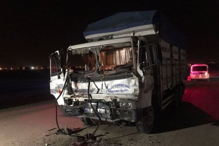Trafiğe kapalı yolda kamyonetle seyreden alkoll&uuml; 3 kuzen iş makinesine &ccedil;arptı: 3 yaralı