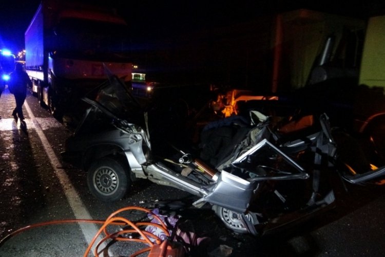 Tıra &ccedil;arpan otomobil kağıt gibi ezildi: 2 &ouml;l&uuml;, 1 yaralı
