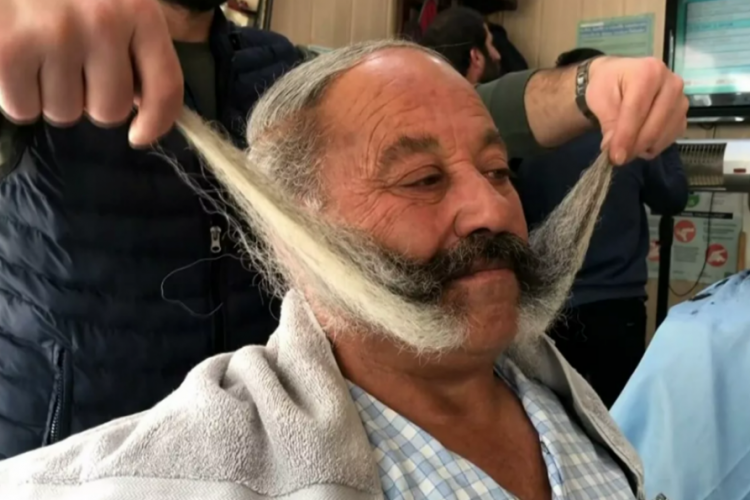 Bıyıklarının aylık masrafı bin 500 lira: Sağ olduğum s&uuml;rece kesmeyeceğim