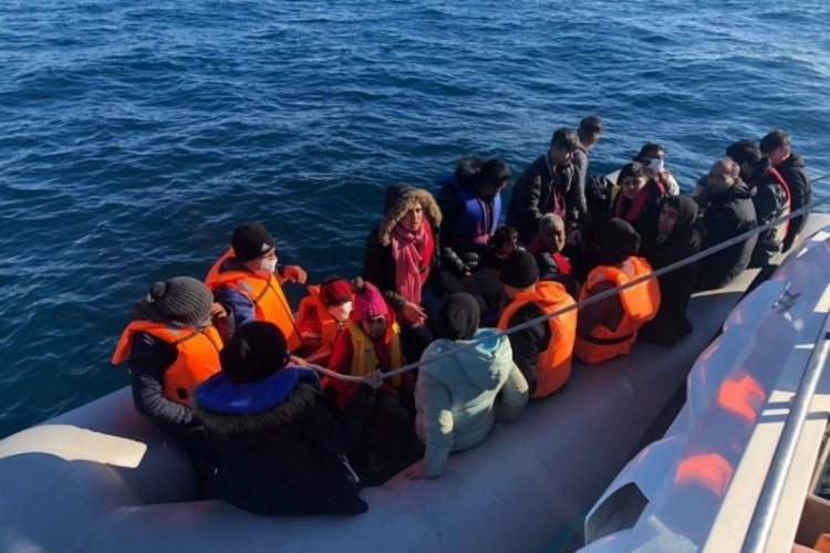 İzmir a&ccedil;ıklarında 80 d&uuml;zensiz g&ouml;&ccedil;men kurtarıldı