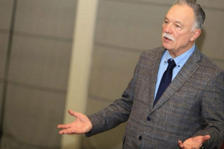 &Uuml;nl&uuml; profes&ouml;r Teoman Turalı 72 yaşında hayatını kaybetti!