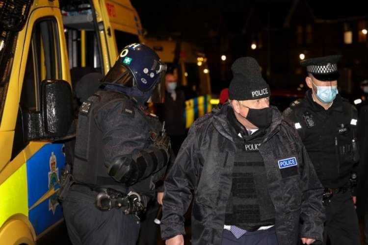 İngiltere Başbakanı Johnson polis kılığında denetime &ccedil;ıktı