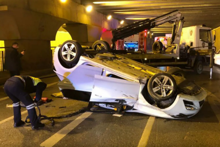 Otomobili takla atan s&uuml;r&uuml;c&uuml;s&uuml; olay yerinden ka&ccedil;tı