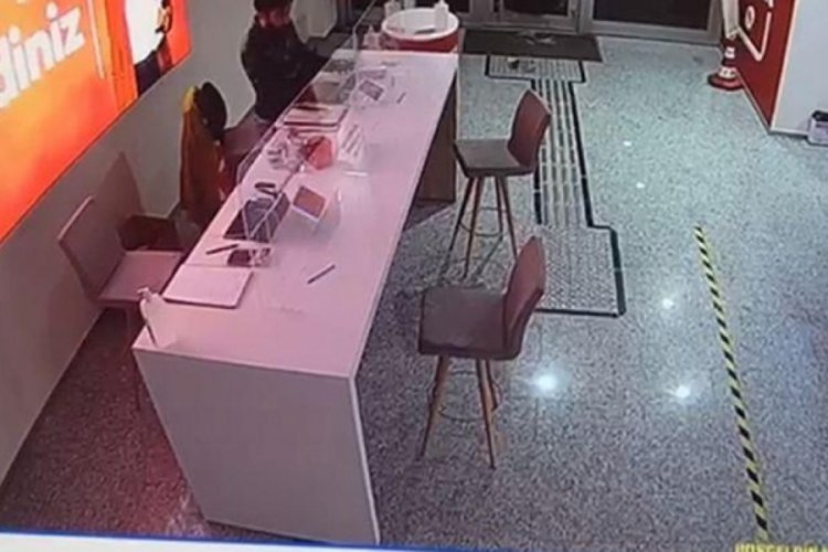 İzmir'de taşla camını kırıp girdiği bankadan sadece tablet &ccedil;aldı