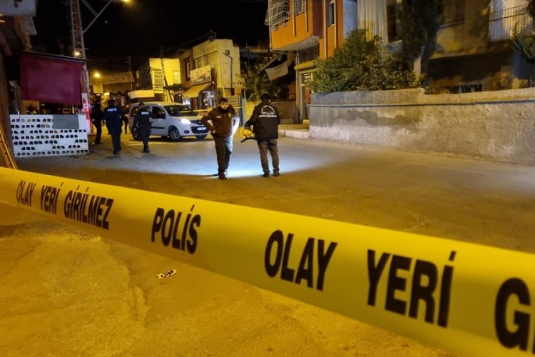 Adana'da sokak ortasında silahlı kavga: 2 yaralı