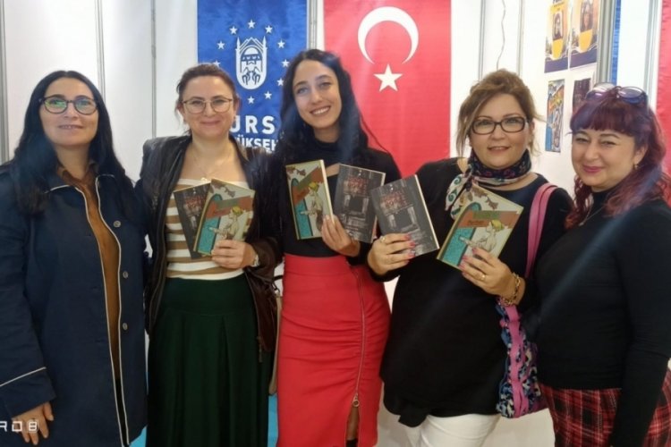 Bursa'da kitaplarını okurları i&ccedil;in imzaladılar