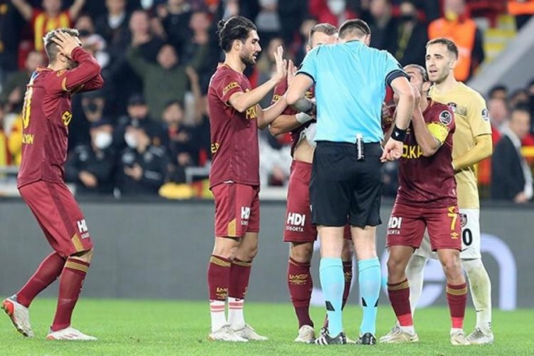 G&ouml;ztepe - Gaziantep FK ma&ccedil;ında &Uuml;mit &Ouml;zt&uuml;rk kartlarını karıştırdı!