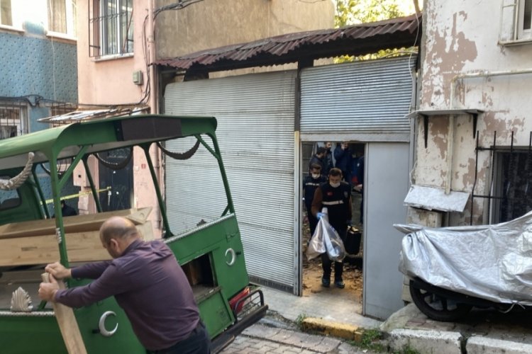 Babasını &ouml;l&uuml; olarak buldu, g&ouml;zaltına alındı