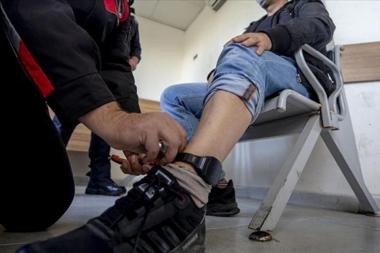 Ayağındaki elektronik kelep&ccedil;eyi kesti, jandarmayı yaraladı