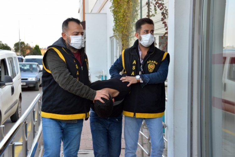 Adana'da tiş&ouml;rtle y&uuml;z&uuml;n&uuml; gizleyip soygun yapan şahıs yakalandı