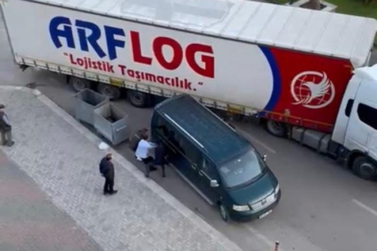 Yanlış park edilen minib&uuml;s nedeniyle TIR d&ouml;nemeyince trafik kilitlendi
