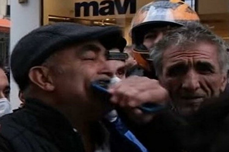 'Telefonunu &ccedil;ıkar' diyen kişinin ağzına telefon soktu