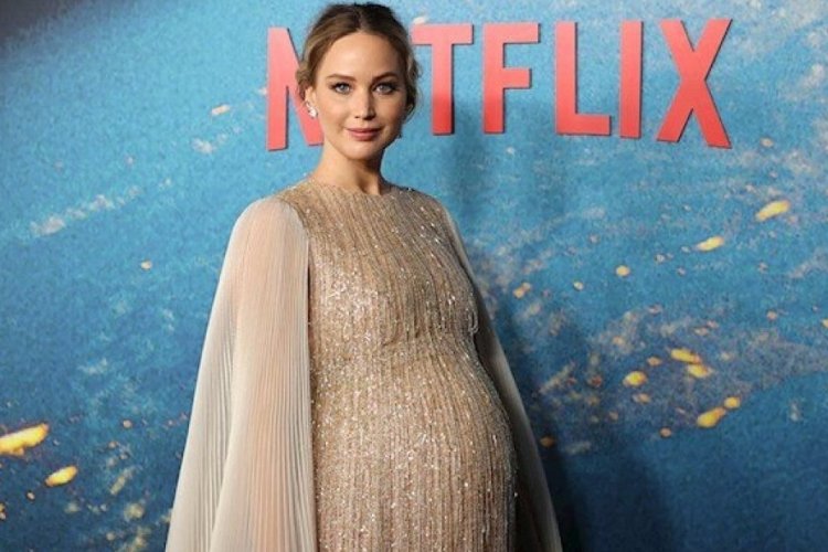 Jennifer Lawrence karnı burnunda galaya katıldı