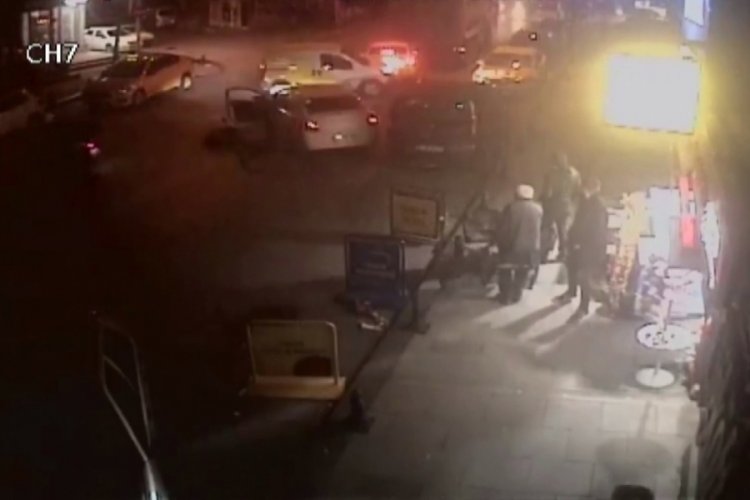 Feci kaza! Geri geri kayan kamyon, arkasındaki ara&ccedil;ları bi&ccedil;ti