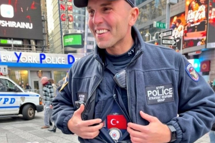 New York polisi Egemen Aydın, T&uuml;rk bayrağı ile geziyor