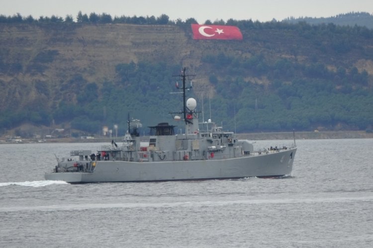 Bulgaristan savaş gemisi &Ccedil;anakkale Boğazı'ndan ge&ccedil;ti