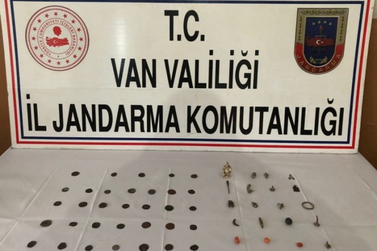 Van'ın &Ouml;zalp il&ccedil;esinde 33 sikke ve&nbsp;20&nbsp;tarihi eser ele ge&ccedil;irildi
