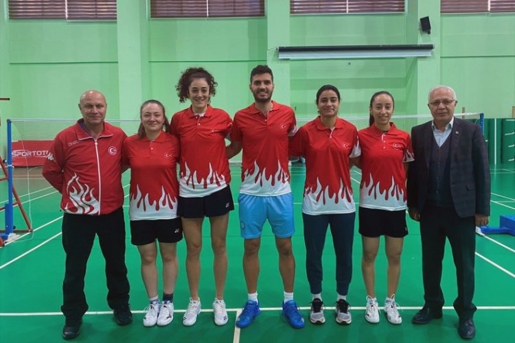 Milli badmintoncular İspanya'ya gitti
