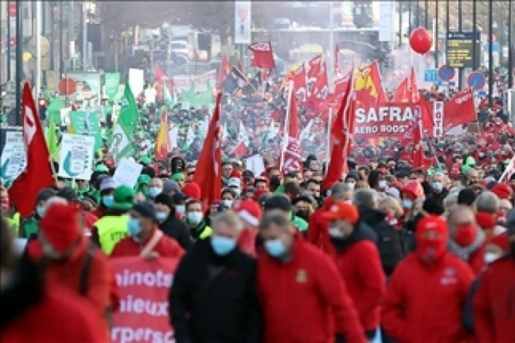 Bel&ccedil;ika'da sağlık &ccedil;alışanları h&uuml;k&uuml;meti protesto etti
