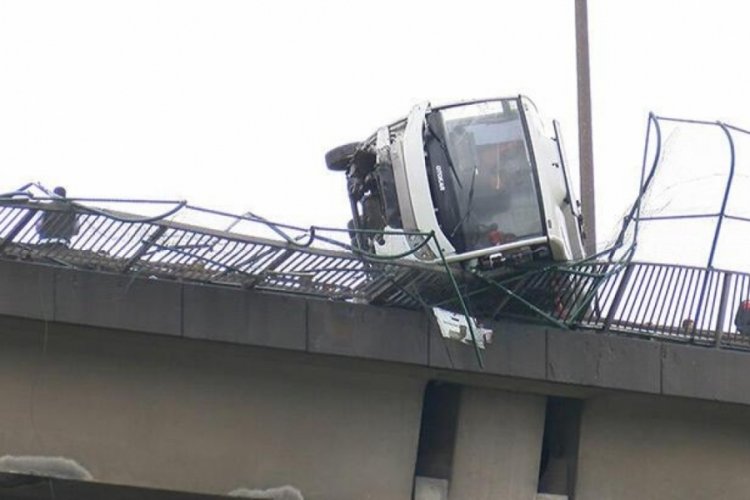 Bağcılar'da cezaevi aracı k&ouml;pr&uuml;de asılı kaldı