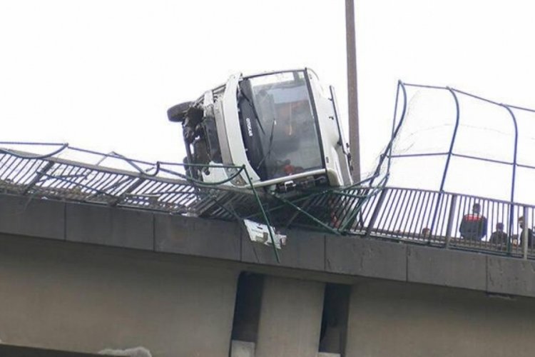 İstanbul'da cezaevi aracı k&ouml;pr&uuml;de asılı kaldı