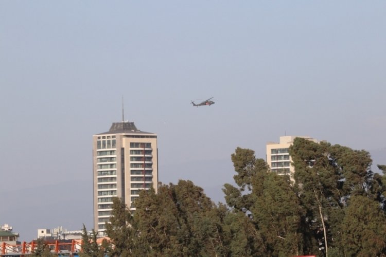 Jandarma &Ccedil;elik Kanatlar U&ccedil;uş G&ouml;steri Timi b&uuml;y&uuml;ledi